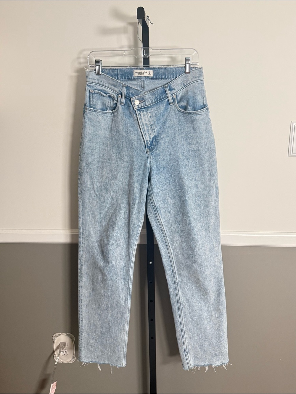 Abercrombie & Fitch 90s Straight Ultra High Rise Crossover Jeans Light Wash 28